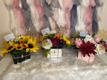 Load image into Gallery viewer, Flower arrangement handbag gift